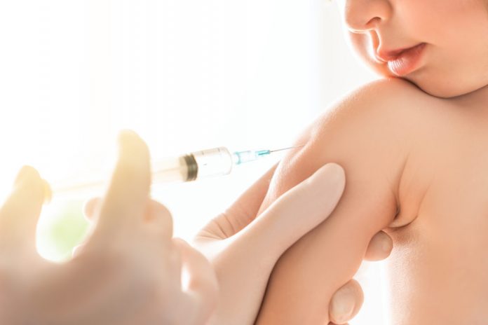 Aplicación de vacuna a un bebé