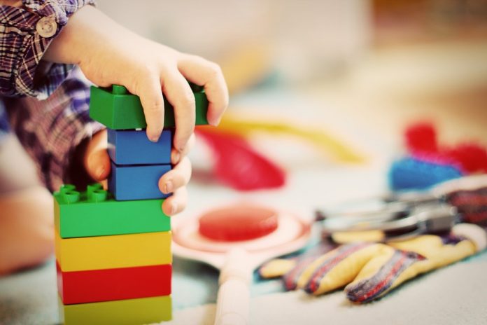 Niño sufre severos daños tras chupar la pintura de sus juguetes