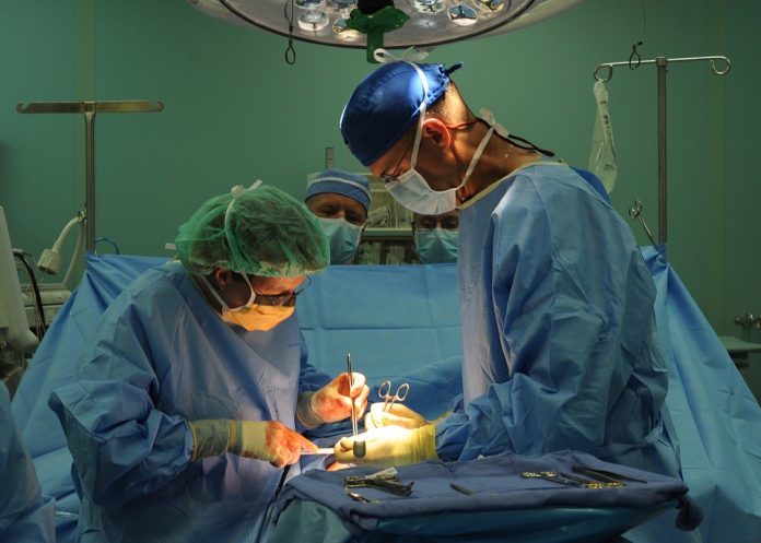 Cirujanos se confunden y extirpan parte del colon al paciente equivocado