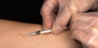 Ante epidemia de sarampión en EEUU, menores sin vacunas no podrán estar en espacios públicos