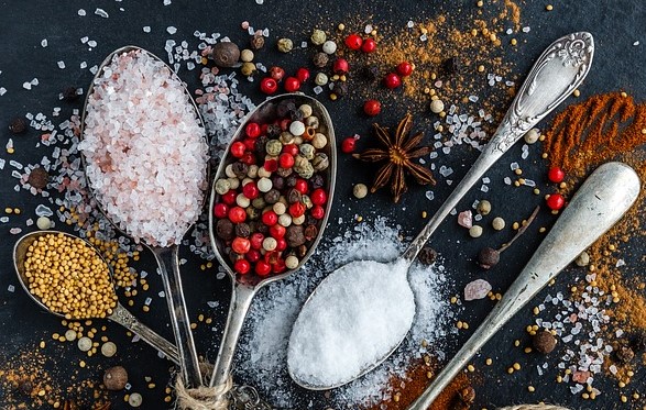 La Organización Mundial de la Salud recomienda la ingesta de cinco gramos de sal al día, pero la gente suele sólo prestar atención a la que añadimos directamente en los alimentos, utilizando una pizca, sin considerar que otros alimentos también la contienen.