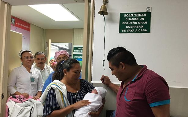 Médicos del IMSS practican cesárea de emergencia a mujer en coma y salvan a su bebé