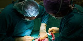 Médicos del IMSS extraen y reimplantan útero y feto para retirar un mioma