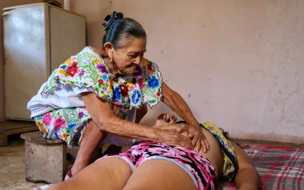 IMSS Bienestar reconoce el trabajo de las parteras en comunidades rurales