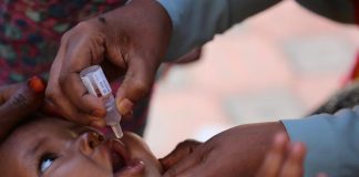 Dos de las tres cepas de virus naturales de la poliomielitis están erradicadas: OMS