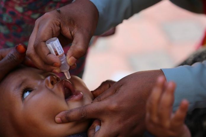 Dos de las tres cepas de virus naturales de la poliomielitis están erradicadas: OMS