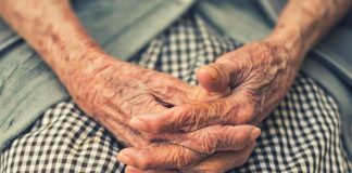 Tres de cada cuatro personas con artritis reumatoide son mujeres, esta diferencia entre sexos disminuye a edades más avanzadas.