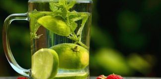 ¿El agua de limón realmente te desintoxica o solo es deliciosa?