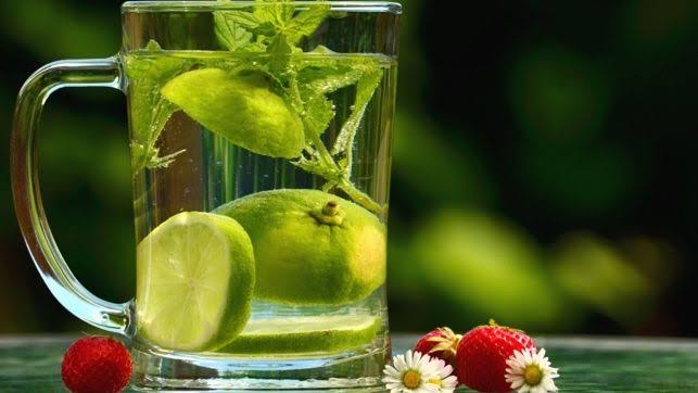 ¿El agua de limón realmente te desintoxica o solo es deliciosa?