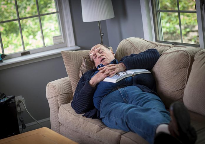 Dormir nueve horas o tomar siestas puede ser factor de riesgo después de los 60 años