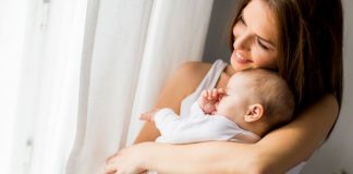 Daños en cuello, columna y ojos, principales riesgos de sacudir a un bebé