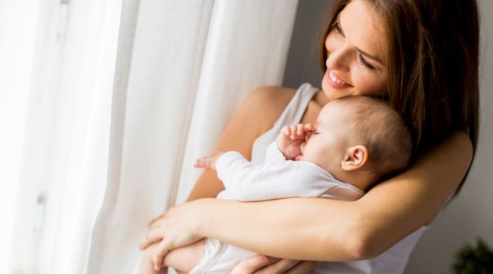Daños en cuello, columna y ojos, principales riesgos de sacudir a un bebé