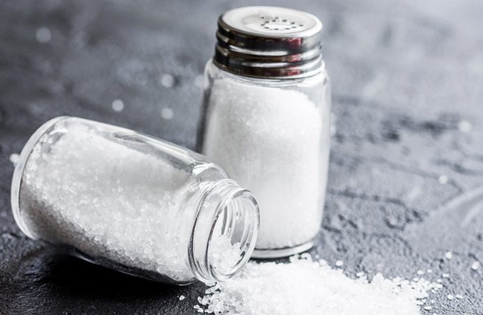 Recuerda que consumir menos sal le ayuda mucho a tu organismo