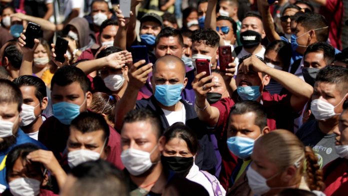 Pandemia no disminuye donde no usan cubrebocas y hay multitudes: OMS