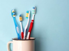 Lavas tus dientes a diario, pero ¿sabes sobre los cuidados para tu cepillo?