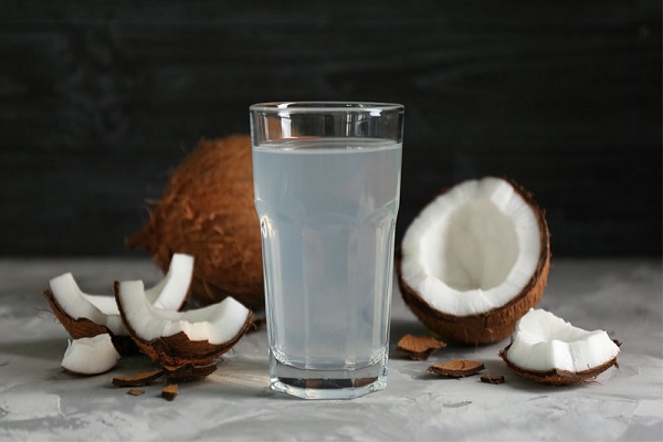 El agua de coco, superalimento accesible, nutritivo y rehidratante