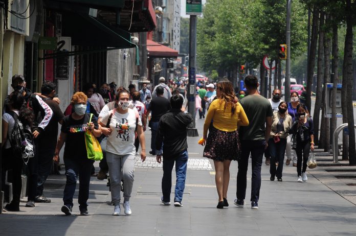 Peatones luchan por su espacio en calles y avenidas
