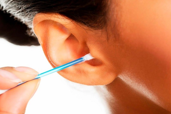 ¿Debemos retirar el cerumen del oído con cotonetes?