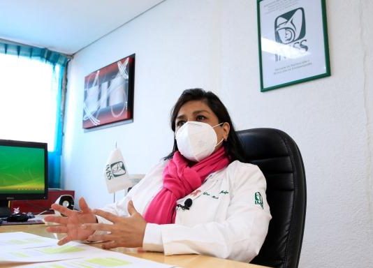 Autoexploración para detectar oportunamente el cáncer de mama debe hacerse a partir de los 20 años, recomienda especialista del IMSS