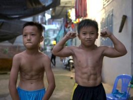 Niño vietnamita padece una hipertrofia muscular que lo hace tener un cuerpo de fisicoculturista