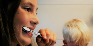 El cepillo de dientes sí puede ser medio de transmisión de COVID-19