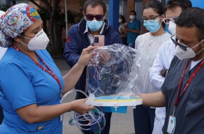 Crean cascos que evitan intubar a pacientes con Covid-19