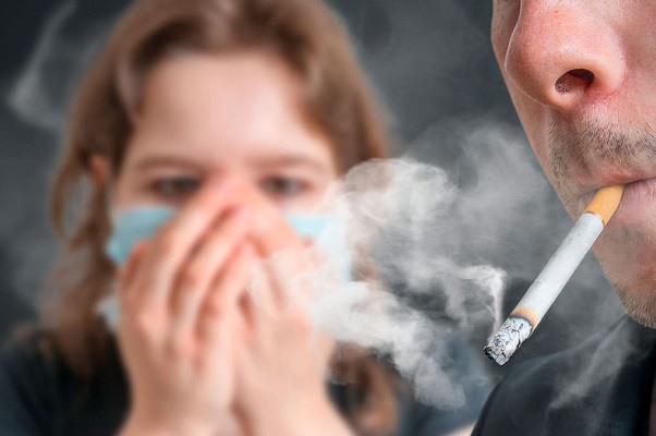 Fumadores generan menos anticuerpos contra el SARS-CoV-2, señala estudio
