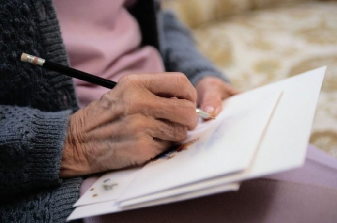 Pruebas de escritura podrían predecir la enfermedad de Alzheimer
