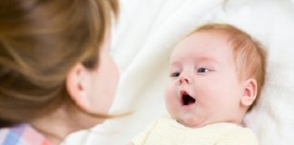 Mantener una “conversación” con los bebés desarrolla su lenguaje, según estudio