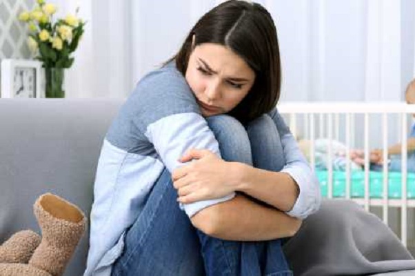 Expertos alertan que la depresión postparto puede extenderse por años