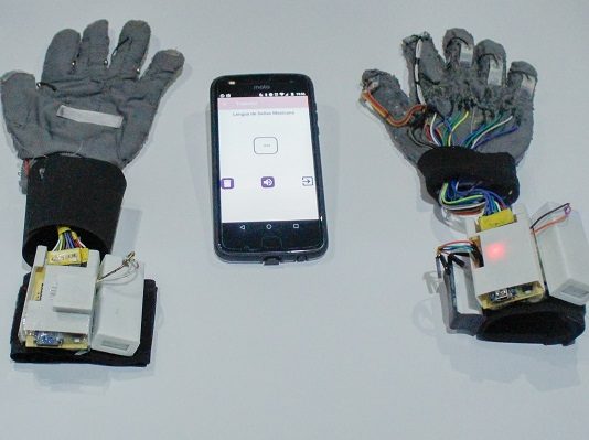 Egresadas del IPN crean guantes traductores del lenguaje de señas