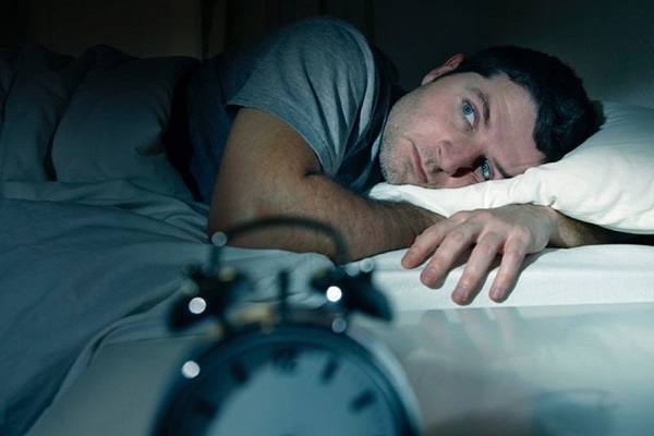 Dormir 6 horas o menos aumenta el riesgo de demencia, alerta estudio