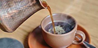 Beber más de 2 tazas de café al día reduce la mortalidad, revela estudio