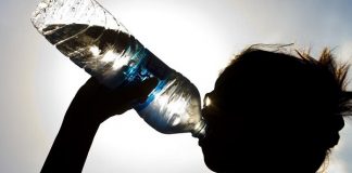 ¿8 vasos de agua al día? La cantidad a consumir varía según estos factores