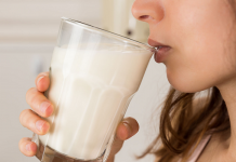 Consumir leche regularmente no aumenta los niveles de colesterol