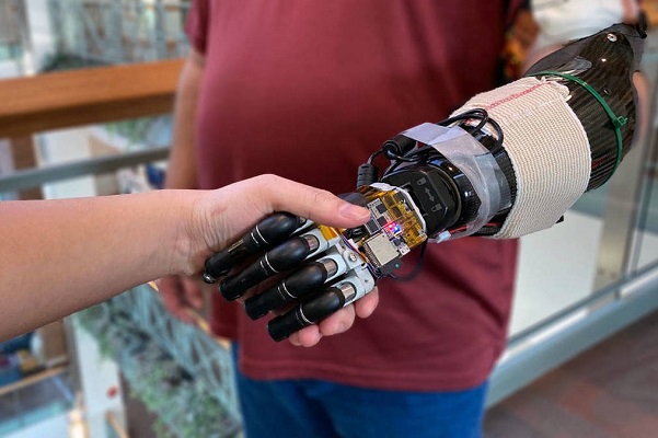 Crean mano robótica que puede obedecer órdenes del cerebro