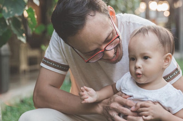 Mantener conversaciones ayuda a desarrollar las áreas del lenguaje de tu bebé
