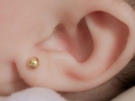 Esto dicen los expertos sobre perforar las orejas a los bebés