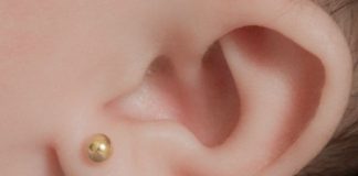 Esto dicen los expertos sobre perforar las orejas a los bebés