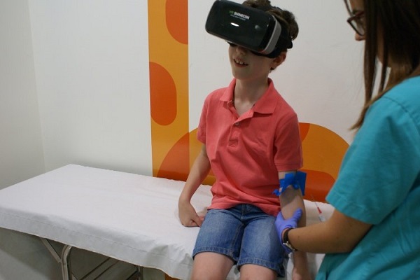 Innovador tratamiento con lentes VR para niños con ambliopía