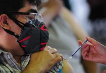 Gobierno confirma vacuna de refuerzo para maestros y personal médico