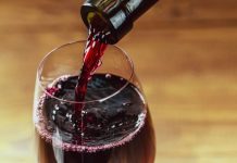Beber una copa de vino podría ayudar a combatir el Covid-19