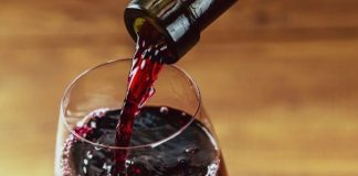 Beber una copa de vino podría ayudar a combatir el Covid-19