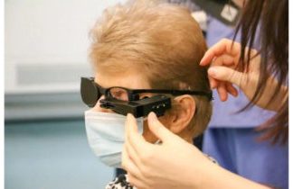 Una mujer recibe el primer implante de chip biónico en el ojo