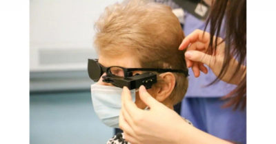 Una mujer recibe el primer implante de chip biónico en el ojo