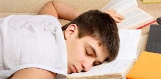 Los riesgos para los adolescentes por dormir poco