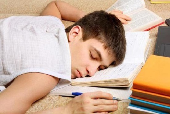 Los riesgos para los adolescentes por dormir poco
