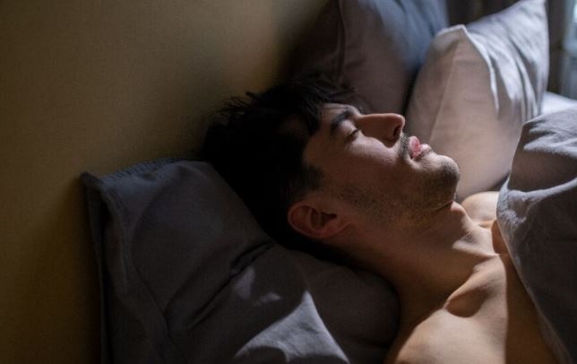 Los beneficios a la salud de dormir desnudo, según expertos