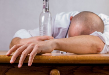 Una copa de alcohol diaria podría envejecer el cerebro