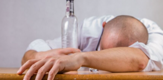 Una copa de alcohol diaria podría envejecer el cerebro